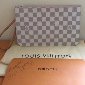 💯 authentic Louis Vuitton Neverfull pouch in DA
